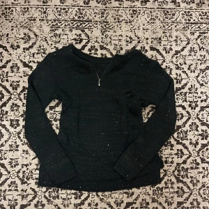 Svart stickad tröja från Esmara - Väldigt fin svart stickad topp med glitterdetaljer   Storlek M eller 40/42 Ställ gärna frågor!  #glitter #knitwear #y2k #y2kstyle #y2kfashion #zipper #zip #cozy #cozyautumn