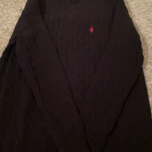 Polo tröja - jätte fin polo tröja i storlek S-m använd 3-4 gånger, säljer den pågrund av att jag aldrig använder den längre 