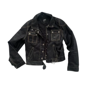 Svart jacka från Gipsy - Så så snygg tunn jacka med ljusa sömmar. Har använt den inomhus mycket på vintern som tröja och som sommarjacka.