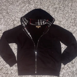 Burberry hoodie  - Burberry hoodie| 10/10 skick| äktehets bevis finns| vid snabb affär kan priset sänkas ej annars| sitter som M/S| mvh 101🙌🏼