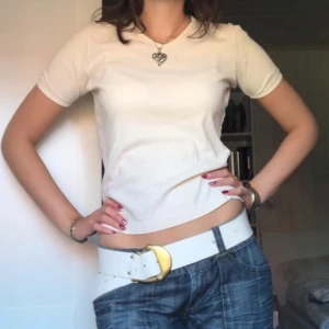 Krämfärgad T-shirt - En krämvit tröja i storlek M. Lappen är bortklippt så vet inte vart den är ifrån. Inga deffekter och i toppskick⭐️
