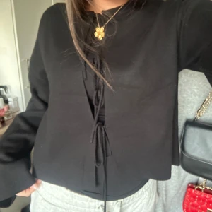 Stickad kofta - Så söt stickad kofta ifrån Gina tricot. Väldigt liten i storlek jag brukar ha S/M