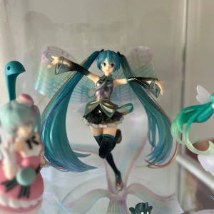 Hatsune Miku 10th anniversary ver. memorial box - •köpt second hand från ami ami. •bra skick. •1/7 scale •tyvärr finns inte artbooken med.