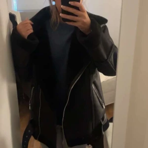 Svart vinterjacka  - Säljer denna superfina vinterjackan från vila eftersom den tyvärr inte kommer komma till användning denna vintern. Jätte fin man kan ha under både höst, vintern och våren. I helt nyskick och knappast använd. Original pris 1100kr