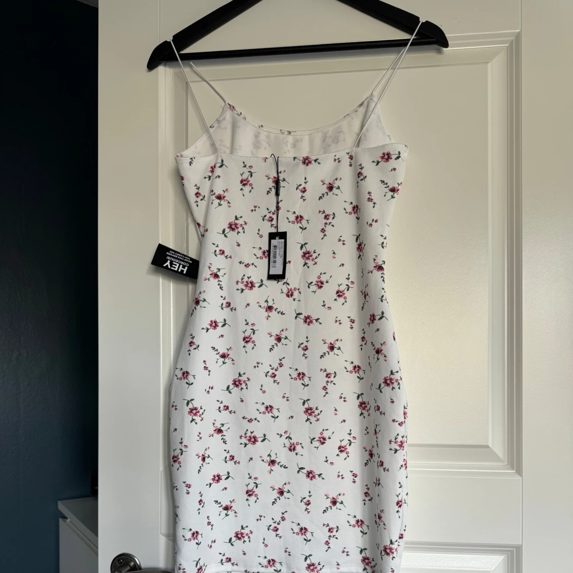 Vit blommig klänning från Nelly  - 90