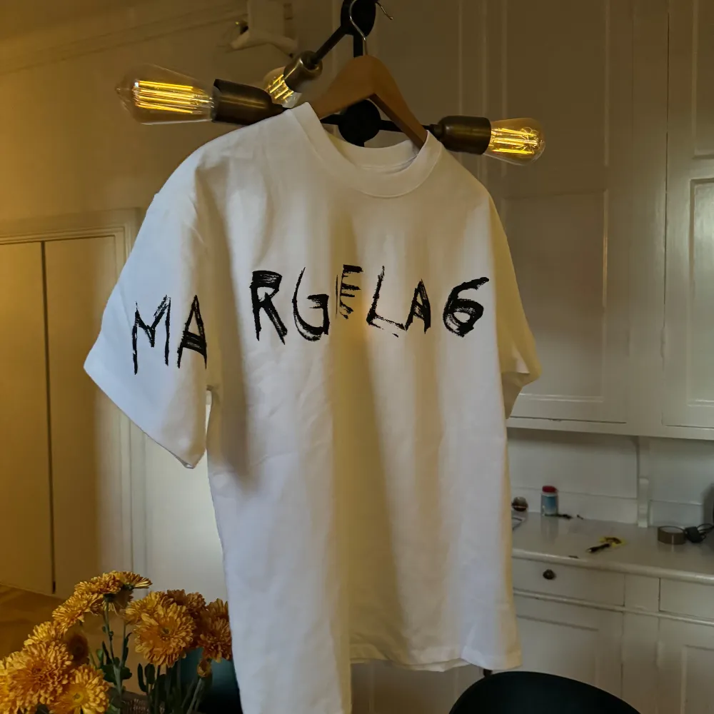 Oversized Maison Margiela T shirt Passar som M. T-shirts.