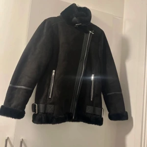 Mocka jacka  - Svart mocka jacka med Teddytyg som är fodrad, den är köpt på PULL&BEAR, storlek S men passar även XS om man vill ha OVERSIZE. Ny utan prislapp. Denna är aldrig använd då de inte var min stil av jacka. 