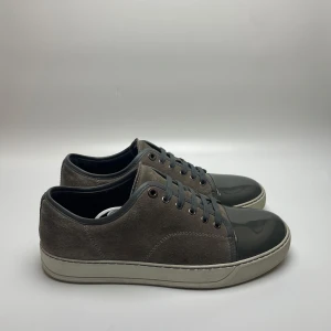 Lanvin skor  - Hej! Säljer nu dessa sjukt snygga lanvin skor. Skorna är i toppskick 9,5/10 inga defekter alls, använda få antal gånger. Hör av dig vid frågor. Uk7 passar 42