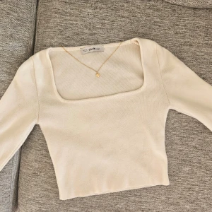 Stickad topp från Chiquelle  - Säljer en superfin vit ribbad topp från chiquelle. Den har en fyrkantig urringning och långa ärmar, perfekt för både vardag och fest. Toppen är i mycket bra skick! Nypris runt 400 kr 🌼