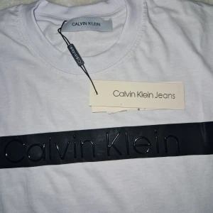 Vit t-shirt från Calvin Klein - Säljer en snygg vit t-shirt från Calvin Klein. Oanvänd och ny. Storleken står S men den passar också M. Priset är ej hugget I sten!