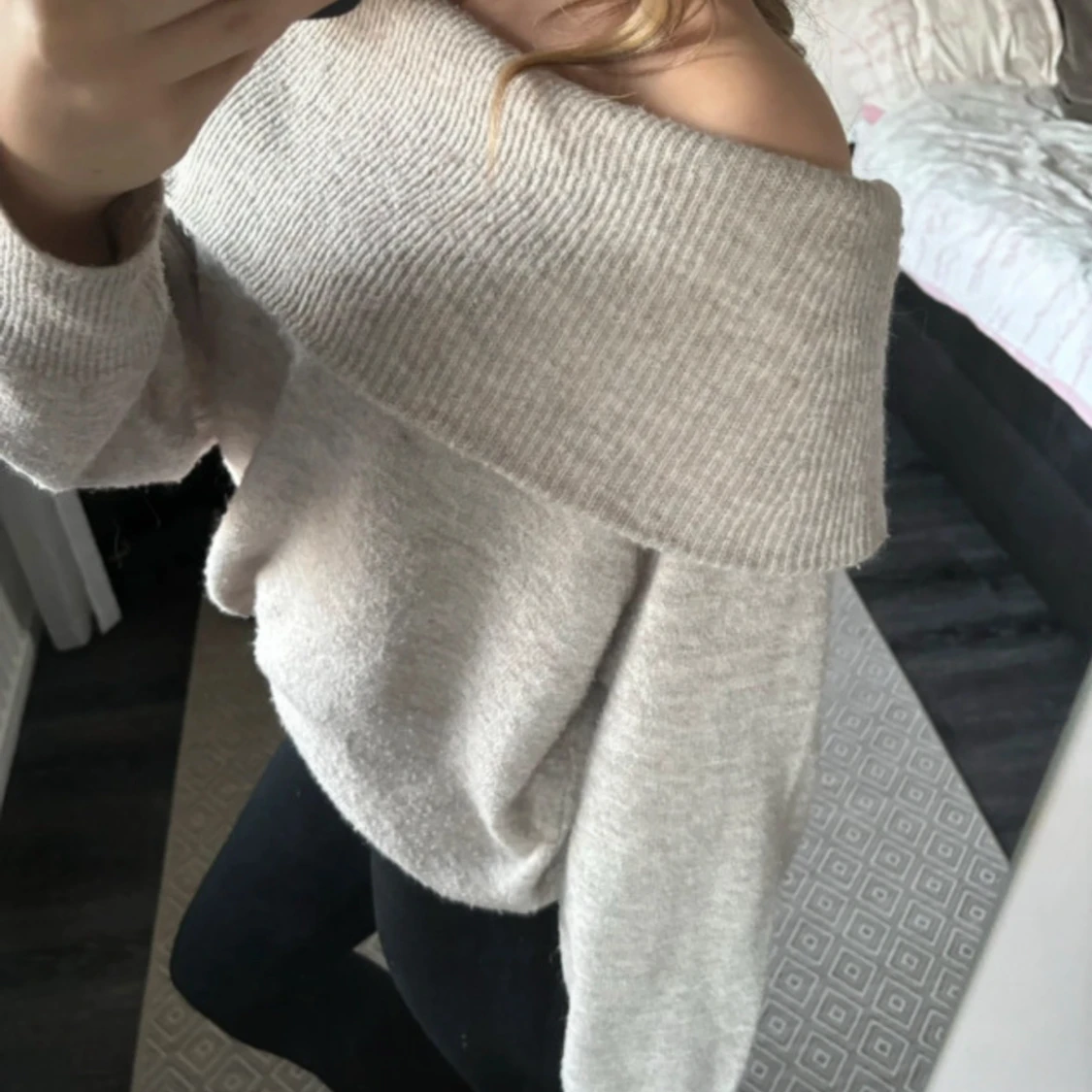Grå offshoulder tröja från H&M - 90