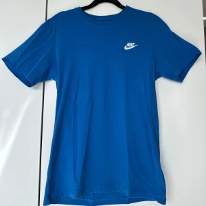 Nike T-shirt - Snygg blå Nike T-shirt i strl XS i skick som ny då den endast är anväbd vid ett tillfälle. Perfekt basic tröja