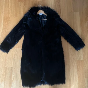 Vegansk pälskappa - Vegansk pälskappa från Linn Alhborg x NAKD. Storlek 38, fint skick. 