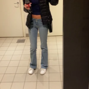 lågmidjade jeans - säljer mina ljusblå lågmidjade jeans från gina. passar om du är 160-170. säljer då jag har flera liknande jeans. superbra skick.🩷