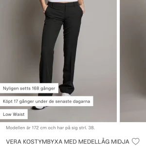 Vera kostymbyxa med medellåg midja - Snygga svarta kostymbyxor med medellåg midja. Perfekta för både kontoret och festliga tillfällen, men även vardagen. De har en klassisk och stilren design som passar till det mesta. Byxorna är i storlek 36 och modellen på bilden är 172 cm lång med bär storlek 38💕💕Köpte förra veckan och bara använt 2 gånger men känner att de va lite för lågmidjat i min smak så därför säljer jag då jag redan slängt kvittot. Nypris 499 och säljer för 399 men 299 vid snabb affärs, pris går att diskutera!!