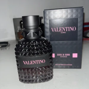 Valentino Uomo Born in Roma Intense - Säljer denna Valentino Born in Roma Intense med runt 20 ml av 50 ml kvar. Original förpackning följer med