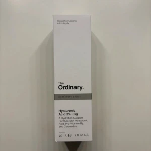 Hyaluronic Acid 2% + B5 från The Ordinary - Säljer en flaska Hyaluronic Acid 2% + B5 från The Ordinary. Denna återfuktande serum innehåller hyaluronsyra och pro-vitamin B5 för att ge huden extra fukt och näring. Perfekt för daglig användning för att hålla huden mjuk och återfuktad. Flaskan är 30 ml och kommer med en praktisk pipett för enkel applicering.