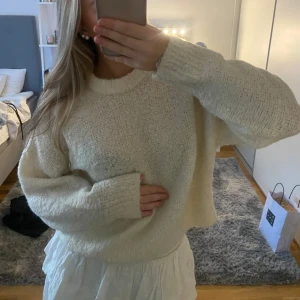 Beige stickad tröja - Mysig beige/ krämvit stickad tröja. Passar till allt. Kommer inte till användning. Storlek s. Den är sällan använd, fint skick! 💓💓💓