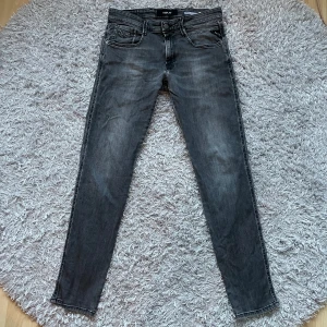 Replay Anbass - Sköna gråa replay anbass jeans! | Rikrigt fint skick utan defekter! | Storlek w31 l32 men passar bra på mig som bär 30/32 i vanliga fall också! | Ställ gärna frågor innan du köper!