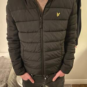 Säljer nu en fet lyle and scott jacka i perfekt skick, skit bra nu till vinter dagarna och säljer billigt✅🔥