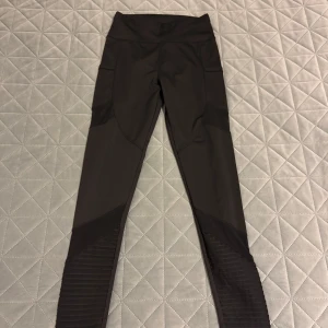 Svarta leggings från Shein - Säljer ett par svarta leggings från Shein i storlek S. De är högmidjade och har en tight passform, perfekt för träning eller vardagsbruk. Materialet är mjukt och stretchigt, vilket gör dem superbekväma. De har även praktiska fickor på sidorna. Perfekta för höst och vår!