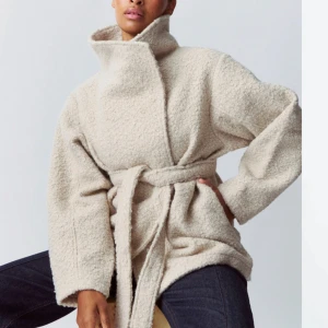 Gina tricot kappa  - Helt ny köptes för 5 dagar sen men ville ha den långa istället 