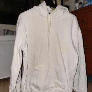 Basic Vit Hoodie från H&M - Basic vit hoodie från H&M. Är lite baggy och är i fint skick.