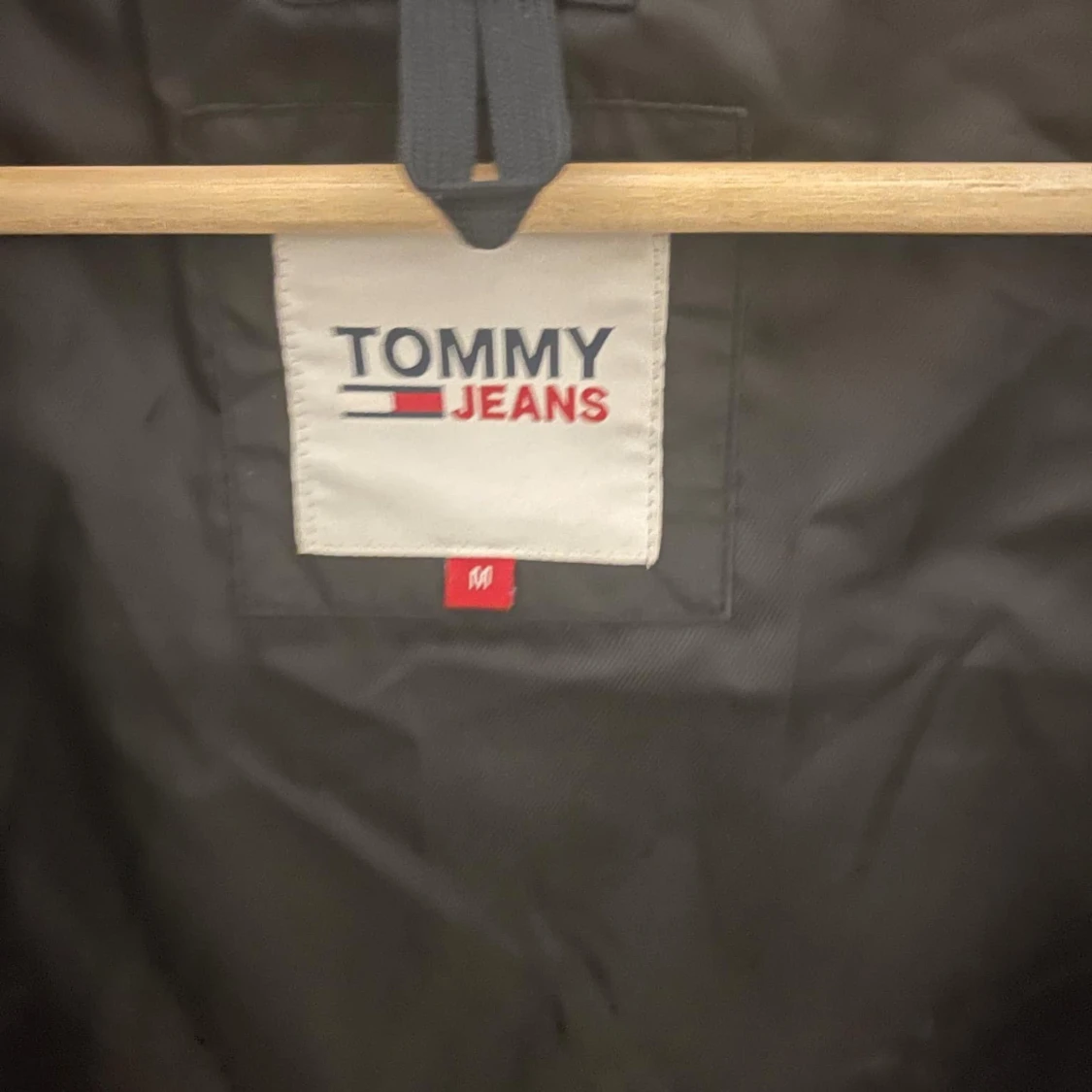 Svart dunjacka från Tommy Jeans - 90