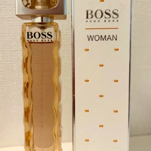 Hugo Boss Orange Woman Eau de Toilette 50 ml - En söt, blommig, fräsch och sensuell doft från Hugo Boss. En riktig klassiker. 50 ml. Knappt använd, vilket syns på bilden. Givetvis förvarad mörkt och svalt. Kommer i originalförpackningen. 