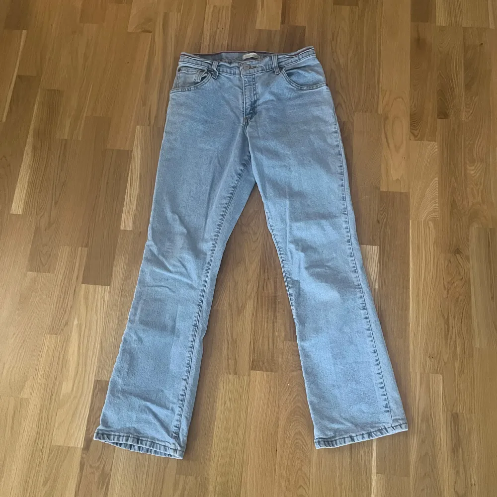 Säljer ett par Levis 550 jeans i ljusblå färg. De har en relaxed bootcut-stil och är i bra skick. Skulle säga att dessa är i storlek Xs. Har inga bilder på då jeansen inte passar mig.. Jeans & Byxor.