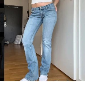 lågmidjade fornarnia jeans  - skitsnygga lågmidjade ljusblå bootcut jeans med otroligt fin passform💗 passar mig som är 164 och brukar ha xs eller w26-27