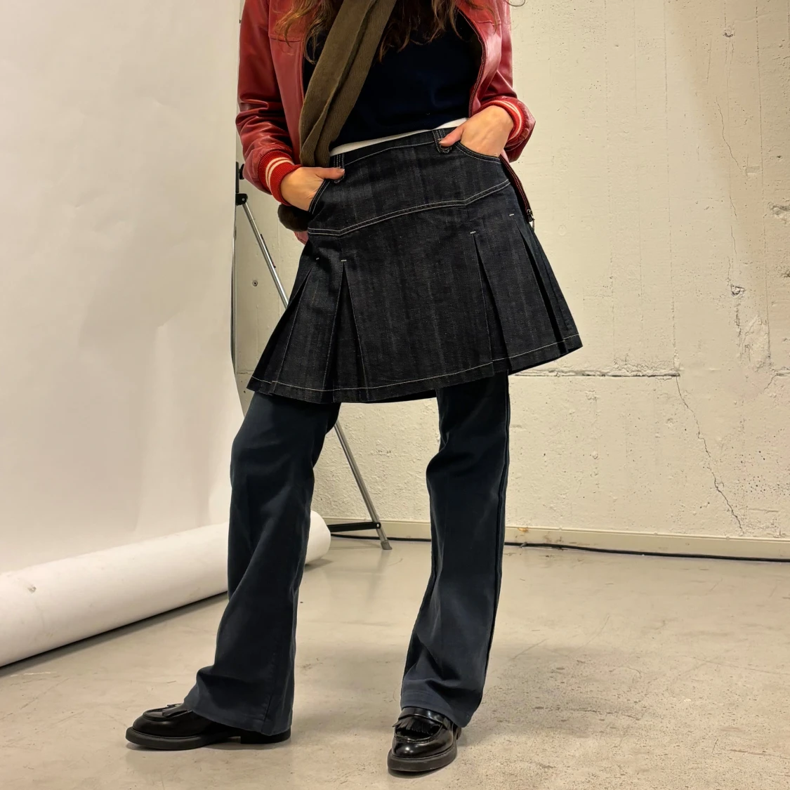 Svart jeanskjol med veck - 90