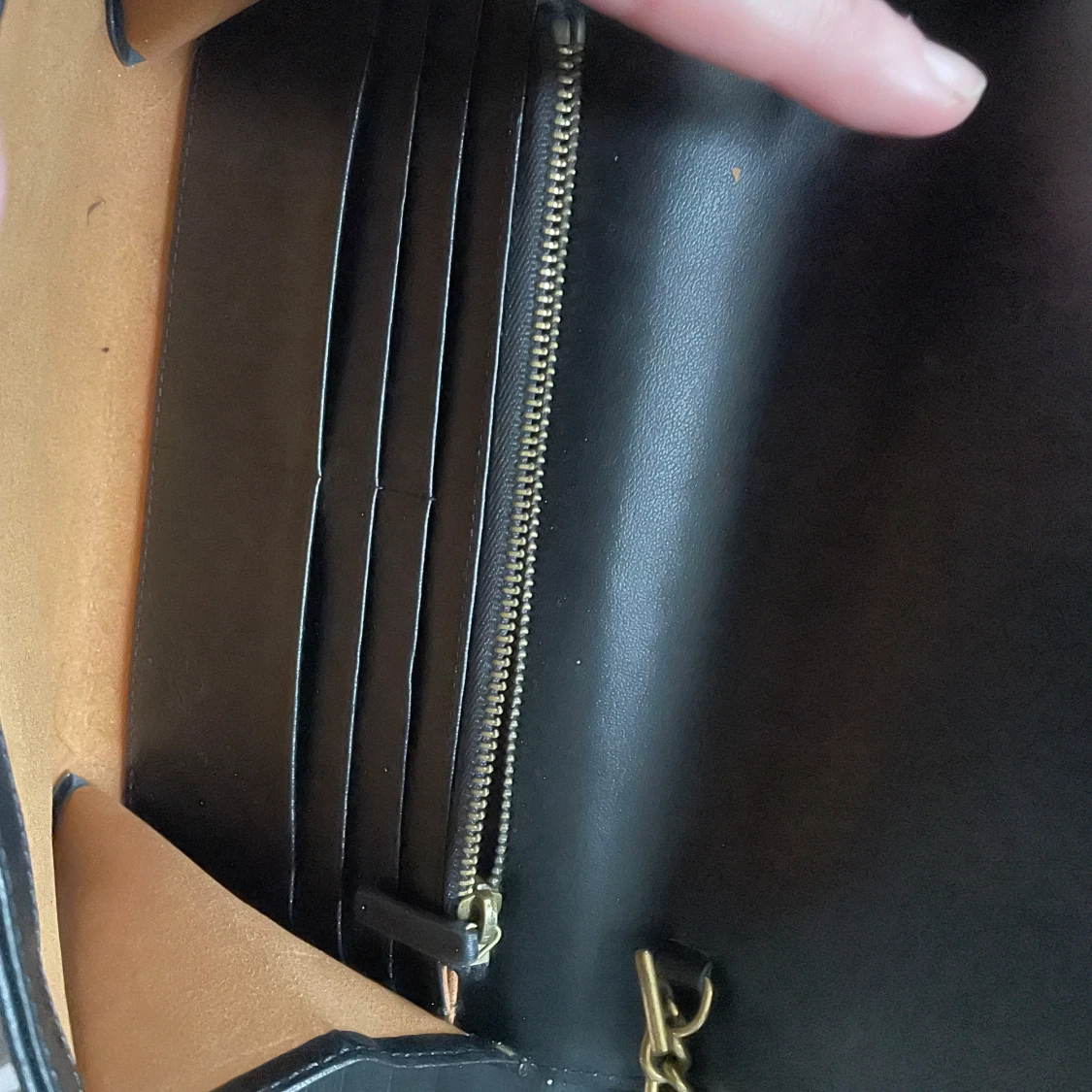 Svart quiltad axelväska med pärldetaljer - 91