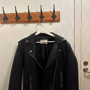 Skinnjacka från stradivarius  - I mycket bra skick. Skriv för fler bilder 