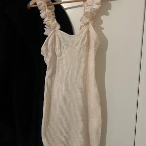  klänning - Säljer en superfin vit biege klänning. Den är i ett ribbat material som ger en snygg passform. 
