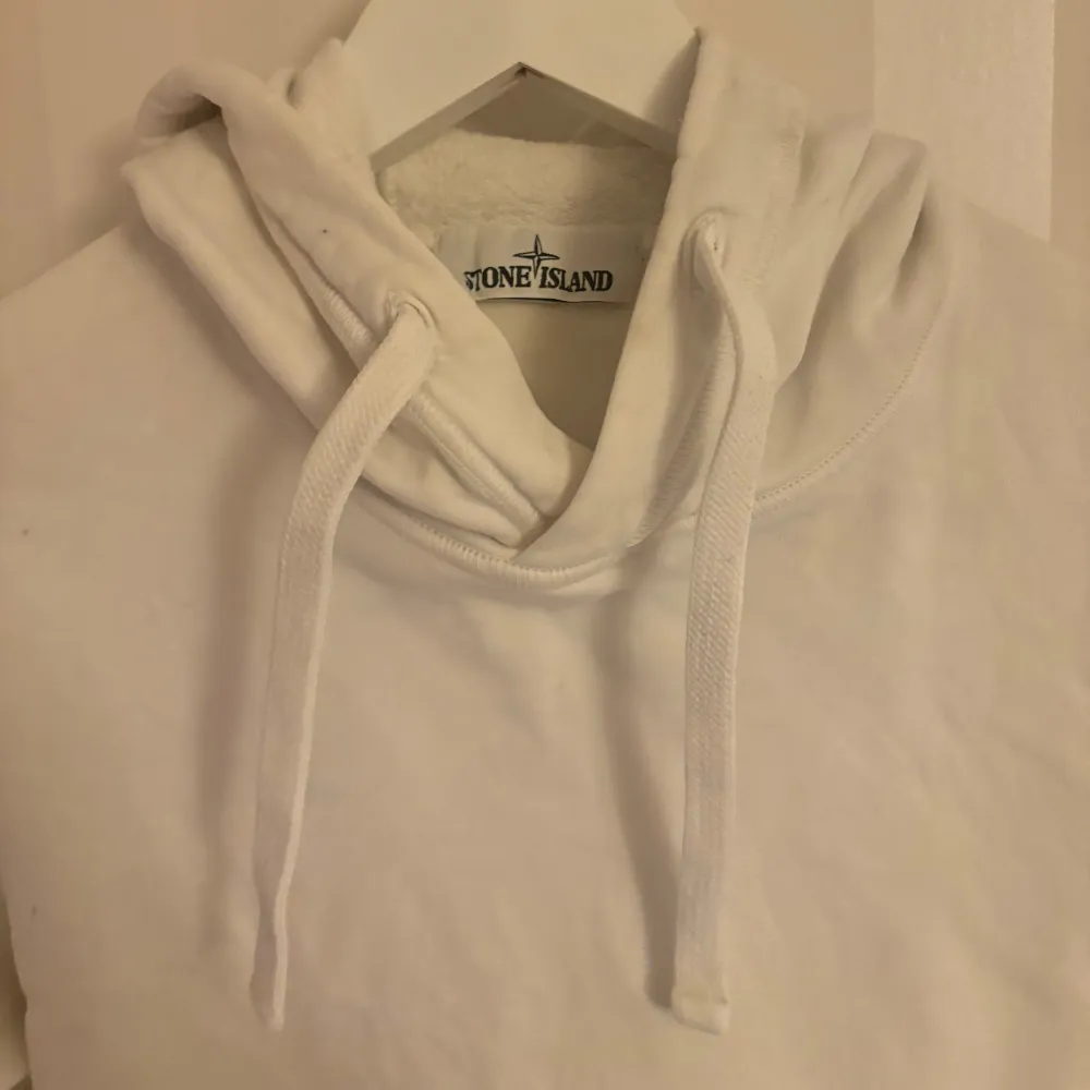 Tja, säljer min stone island hoodie! Hel o fin, inga defekter. Strlk S. Hoodies.