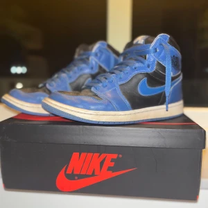 Jordan 1 retro high og ”dark marine blue”  - Säljer mina välanvända Jordan ones då dom inte passar längre. Skorna är i bra skick förutom på baksidan av skorna där det har gott sönder lite (bild 3) och därför så säljer jag dom här för billigt pris, men priset är inte hugget i sten (Skorna är självklart äkta) 