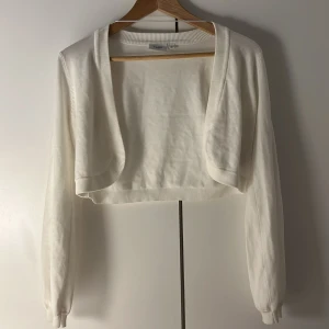 Vit bolerotopp från Saint Tropez - Säljer en superfin vit bolerotopp från Saint Tropez i storlek XS. Den är perfekt för lager-på-lager och har långa ärmar med ribbade muddar. Toppen är i mycket bra skick och passar perfekt till både vardag och fest. 🤍