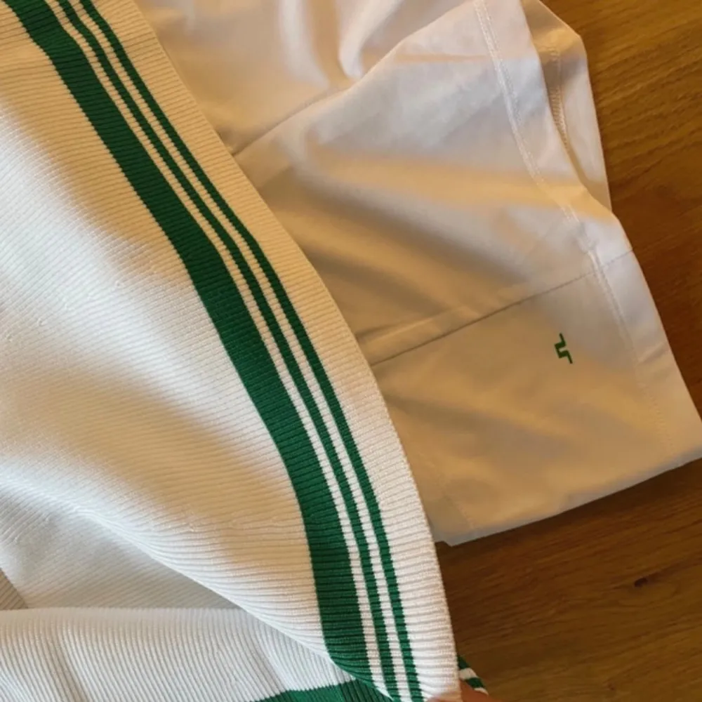 Ny, aldrig använd Lindeberg golf/tennis-kjol storlek S med undershorts. Nypris 1728 kr.  Passar både XS/mindre S. Jag tycker den är lite lång på mig som är 165 cm men det är smaksak hur man vill den ska sitta.  Lyxigt ribbat material, stretchig i midjan och bekväm passform.. Kjolar.