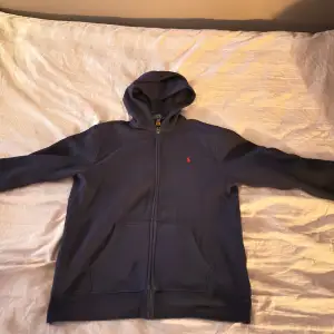 Säljer min marinblåa zip hoodie från ralph lauren! Den är köpt från kidsbrandstore så den är i barnstorlek XL men passar S! Tyvärr kommer den inte till användning längre men är fortfarande i mycket bra skick!😊Perfekt nu till vintern!!❄️🎄🥶