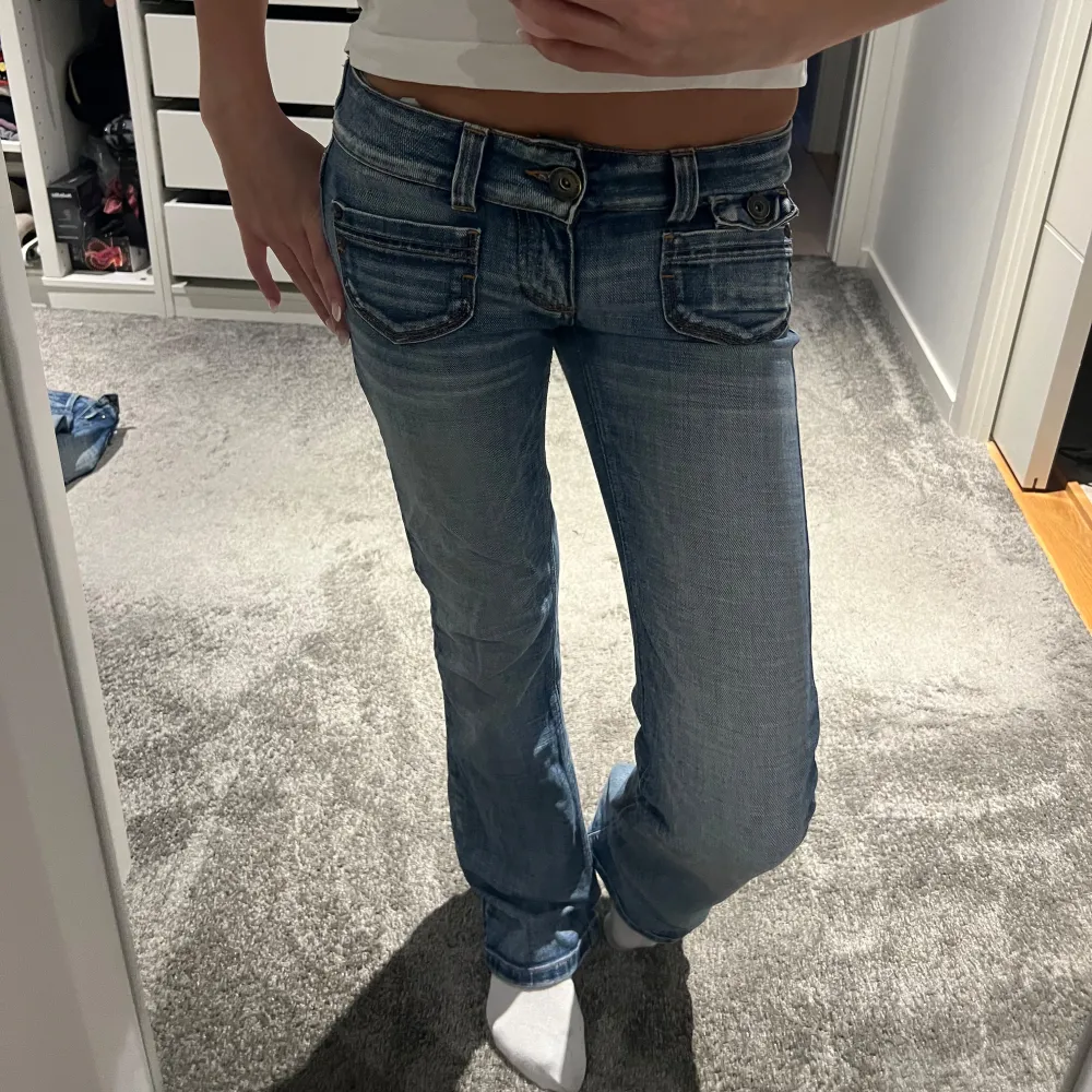 Snygga och populära only jeans men fickor!! Älskar!! Midjemått: ca 36 cm, innerbenslängd: ca 78cm💗💗💗. Jeans & Byxor.