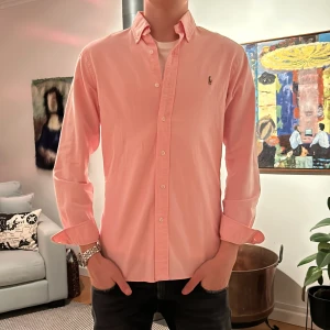 Ralph lauren skjorta M - Säljer denna extremt feta Ralph lauren skjorta, skick 10/10. Storlek M, slim fit vilket gör passformen perfa. Ny pris 2200kr men säljer för 399kr.  Pris kan diskuteras vid snabb affär 