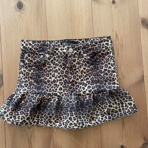 Leopardmönstrad kjol - Säljer en supercool leopardmönstrad kjol, egensyddd. Den är kort och har en volangdetalj längst ner som ger en extra touch. Perfekt för en utekväll eller när du vill sticka ut lite extra. 🐆