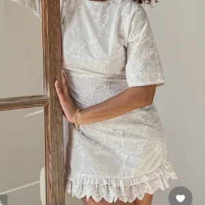 Vit klänning - Populär vit studentklänning/midsommarklänning i spets. Mycket fint skick! Jag är 164 (bild nr 4 är inte jag, lånad) och den funkar men är något kort på mig. Slutsåld på NA-KD ❤️