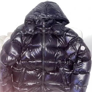 Svart dunjacka från Moncler - Säljer den helt ny, Scan funkar perfekt med alla lappar står ändå kvar, perfekt jacka för vinter och man vill styla den.