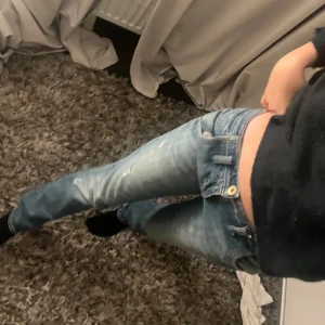 lågmidjade raka jeans tommy hilfiger  - Så fina lågmidjade raka vintage jeans från hilfiger. Inga defekter eller likande! L32 och W27 🤍