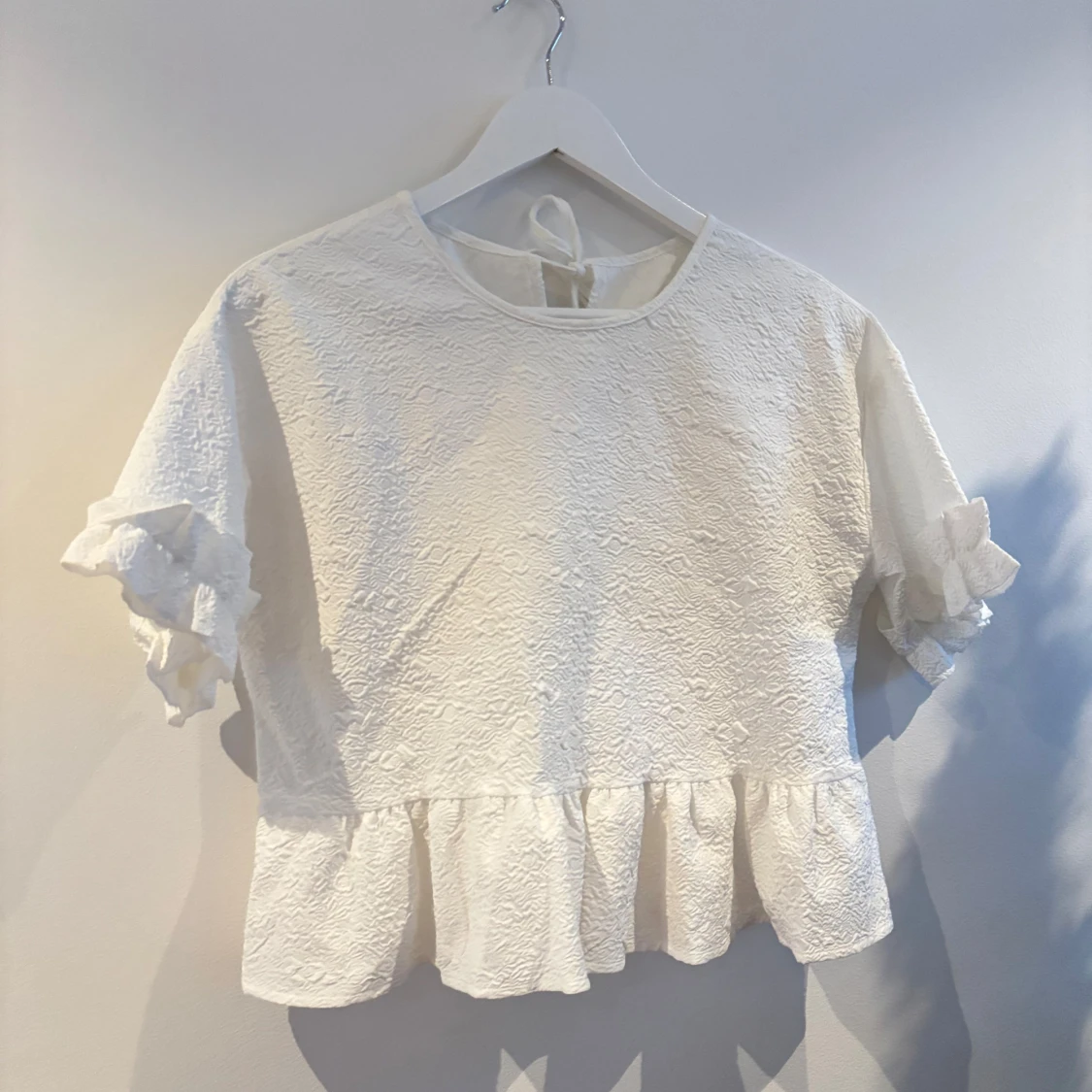 Vit blus med volangdetaljer - 90