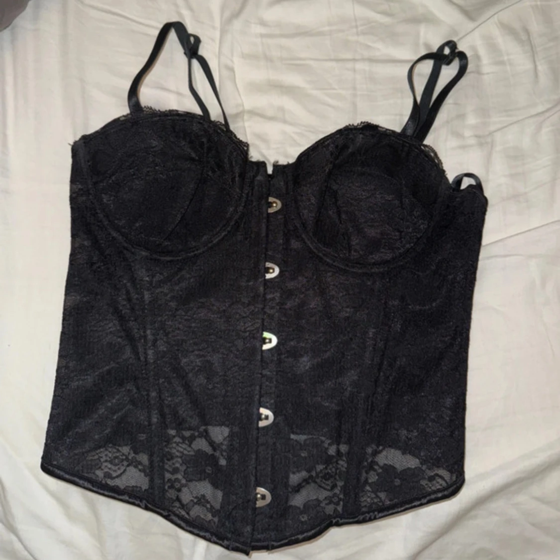 Svart spetskorsett med snörning