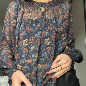 uniqlo blommig blus (oanvänd!) M - helt ny med prislapp kvar, köpt i japan! storlek M men passar även mindre/större, jag är vanligtvis XS/S men passar fint