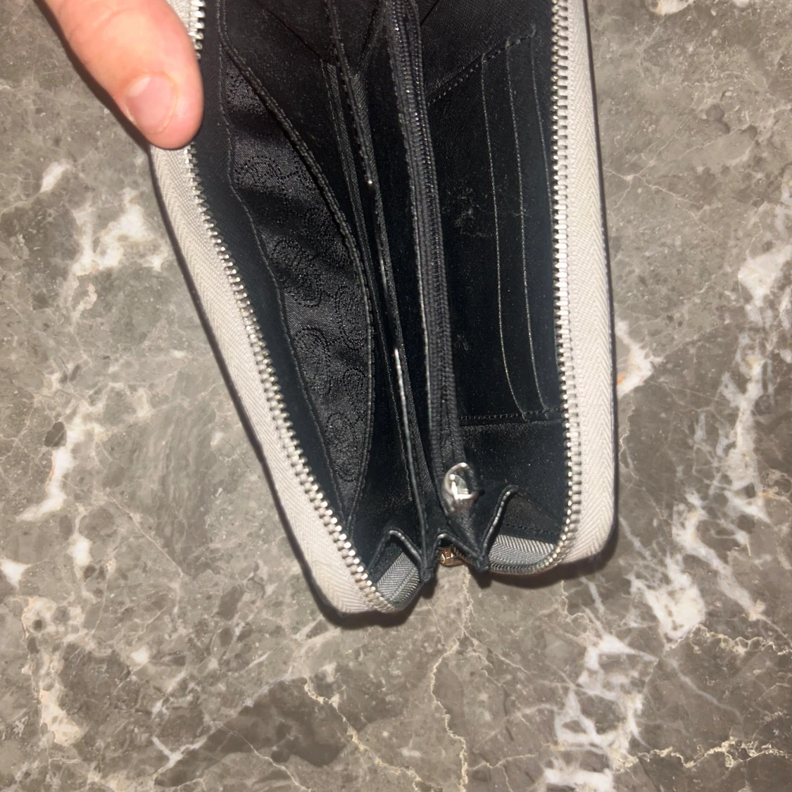 Grå och vit plånbok från Michael Kors - 91